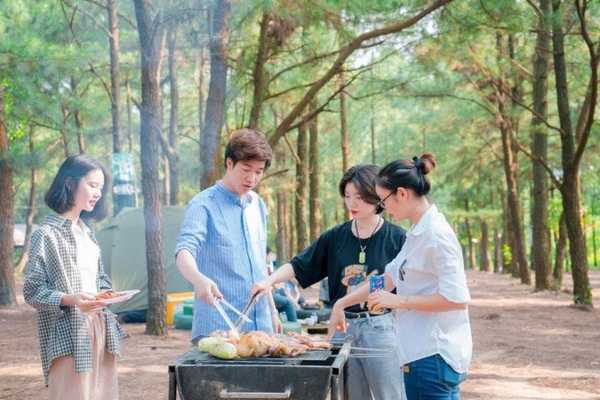 Homestay Ba Vì tổ chức tiệc BBQ ngoài trời, tạo không gian ấm cúng và vui vẻ cho du khách thư giãn và thưởng thức ẩm thực giữa thiên nhiên